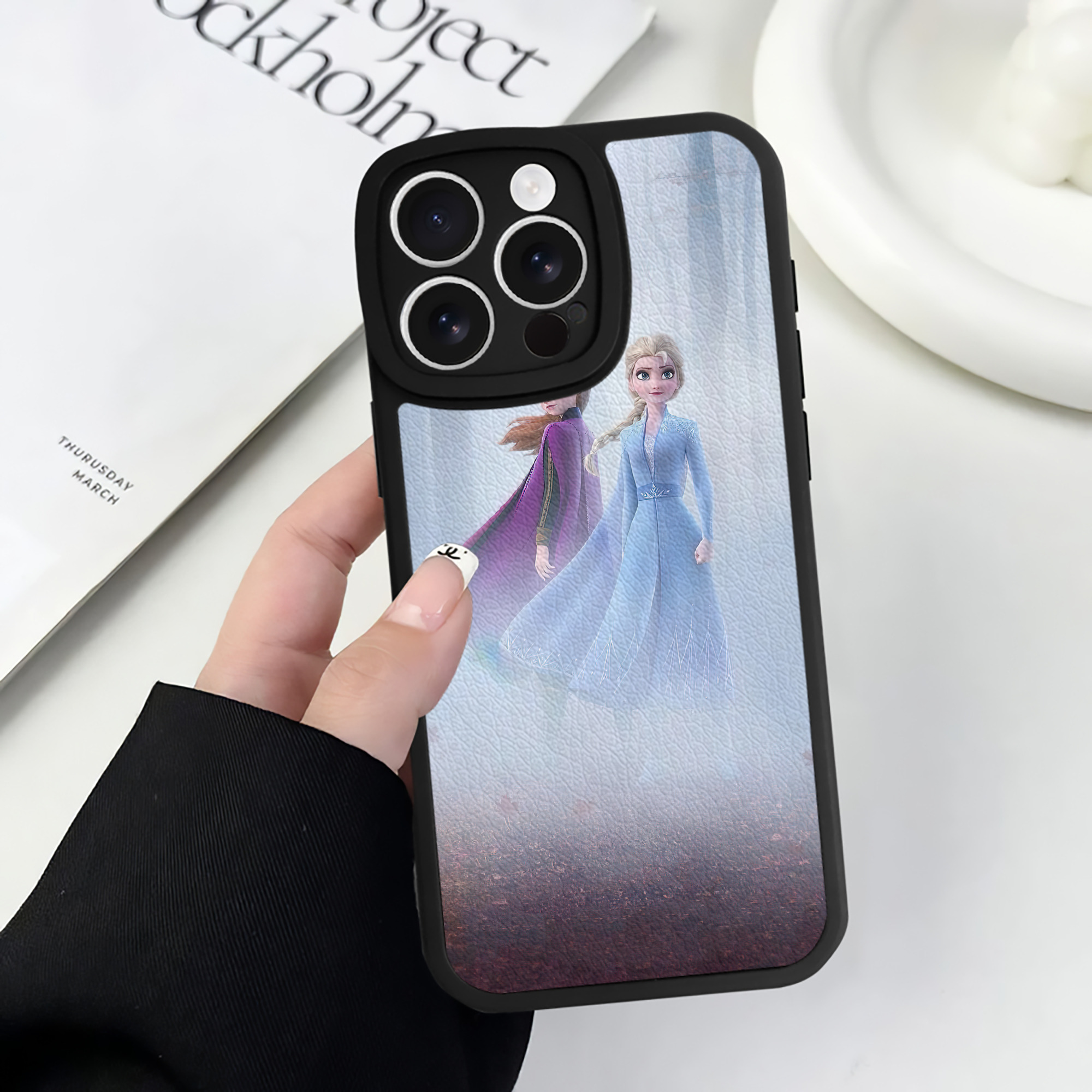 （画像用） アナと雪の女王 アンナ エルサ Frozen Anna Elsa 【iPhone 16シリーズ対応】シリコンスマホケース（レザー調） 材質：シリコン